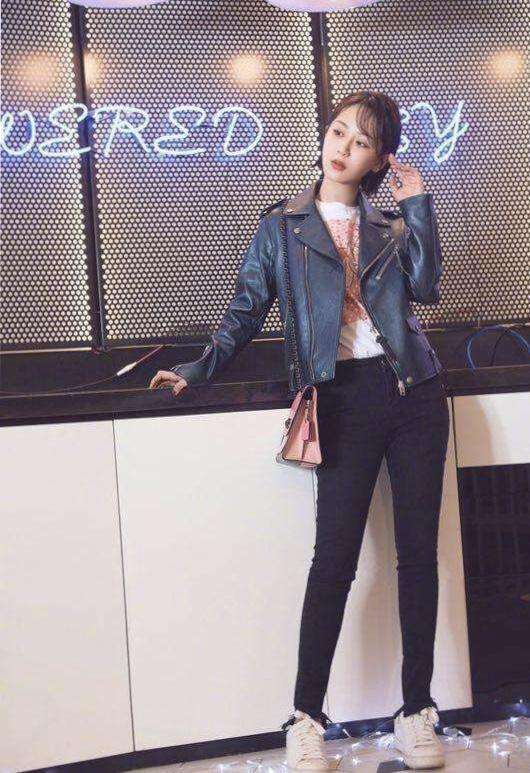 同是穿紧身内裤, 吴昕气质减分, 苍井空的腿一言难尽