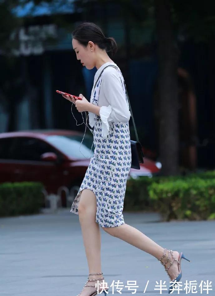  glevel_3＂小姐姐黑色露脐上衣搭配同色短裤，棒球帽休闲时尚