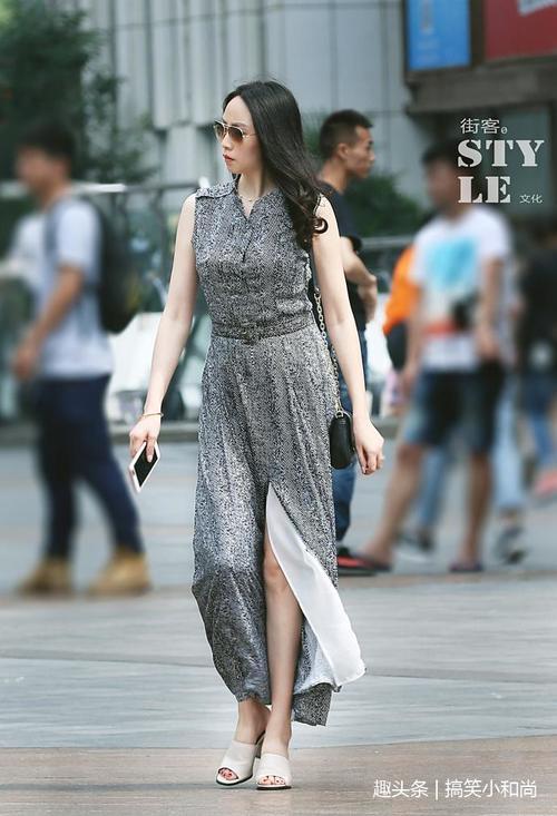 路人街拍：小姐姐宽大T恤在腰间系成一个结，秀出小蛮腰