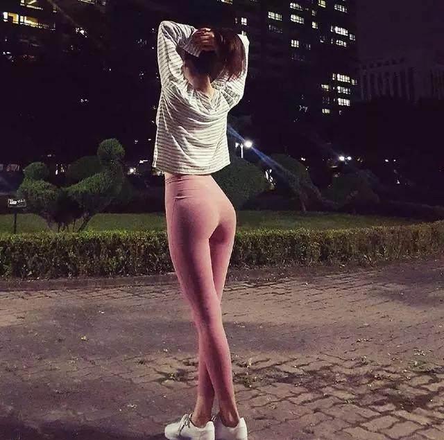 精致时尚的打底裤，轻松展现出女人的姣好身姿，彰显高贵气质！