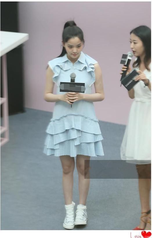 当欧阳娜娜与关晓彤同穿蓝色裙，才知道稚嫩和成熟的差距有多大!