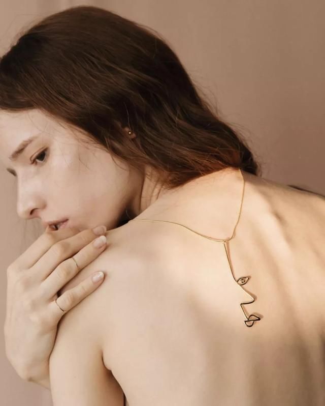 有一种“极简主义”，把女人的身体戴在耳朵上