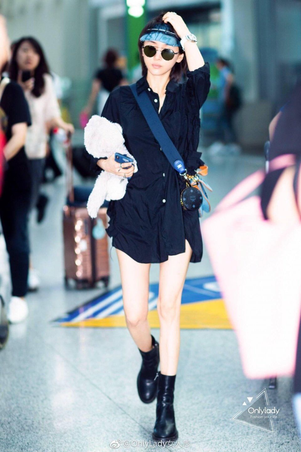 王子文为赶时髦竟然穿了一夏天的皮靴，戚薇穿了一次就热到想脱鞋