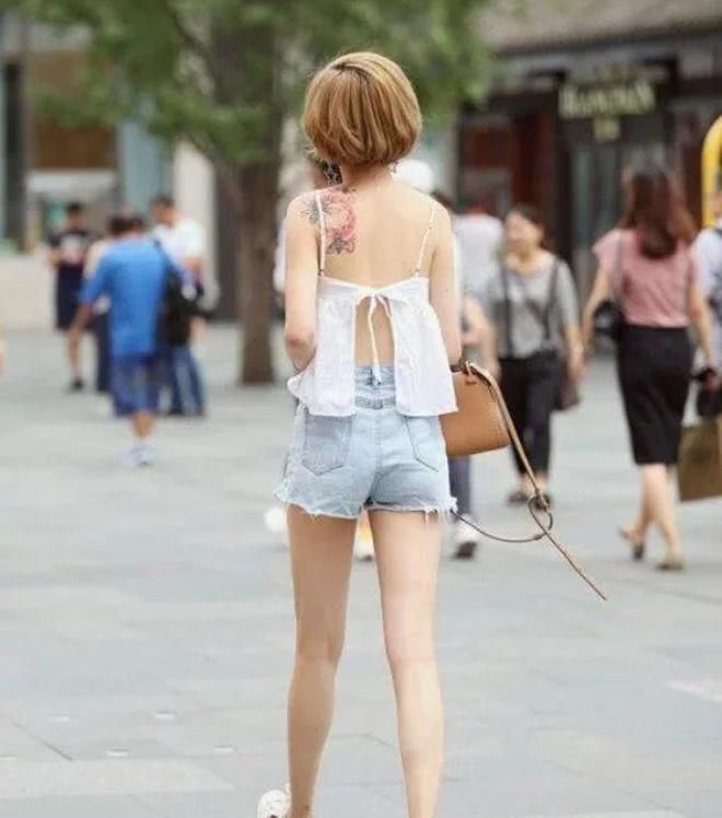 街拍:穿上裙子的小姐姐，上衣只有三根系带，很美的样子