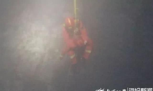 惊险!泰山上有人跌下悬崖!大雾中,消防紧急救援