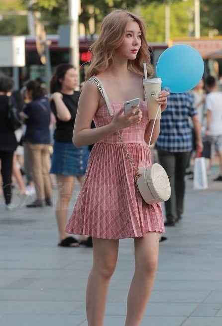 波浪卷长发小姐姐粉色连衣裙穿出玲珑有致好身材，真的神似洋娃娃