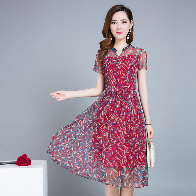 我45真没故意装嫩，全靠穿这“欧货裙”+高跟凉鞋，看着像25