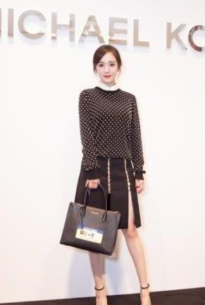 杨幂到底咋想的？鞋子上还要戴个“铁环”，走路不挤脚吗？