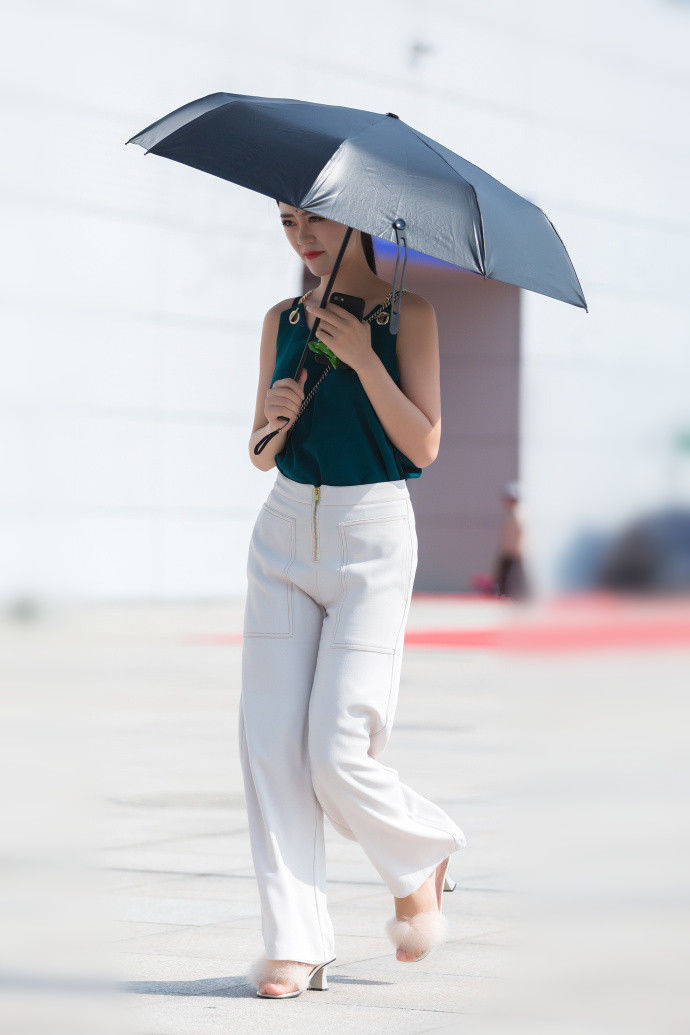 重庆街拍，几套轻熟气质穿搭，给夏季添上一笔温雅!