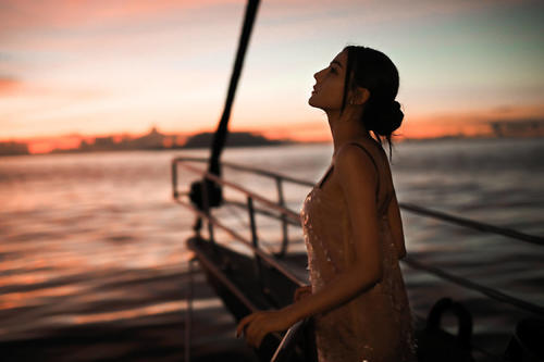 迪丽热巴实力上演旅游穿搭范本,网友:也太美了吧!