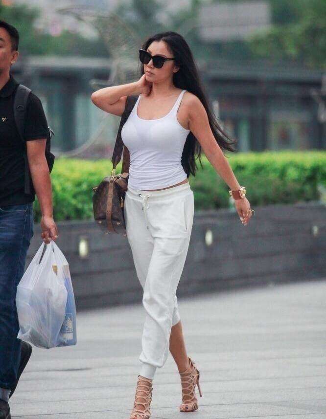 路人街拍, 身材丰腴的美丽姑娘