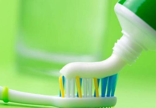 脸上长了“老年斑”不用怕!用牙膏加上“它” 祛斑还净化黑头