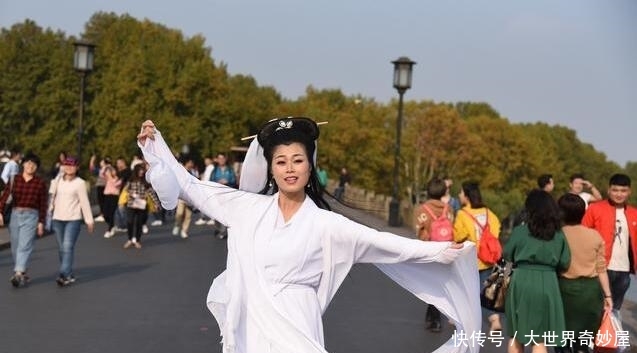 白娘子现身西湖断桥 游客争相与她合影 称这次没白来