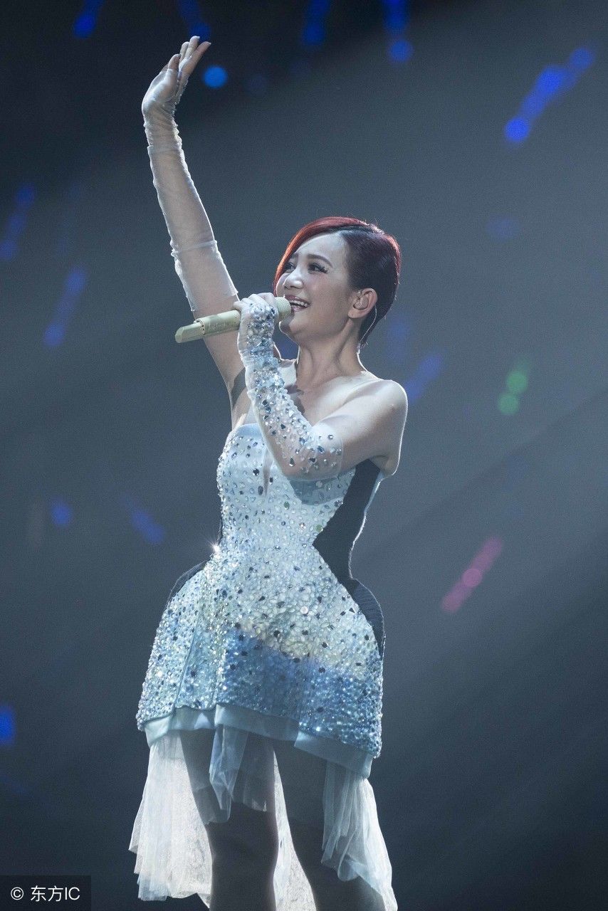 梁静茹，穿收腰连衣裙配薄纱袖套，穿件裙子就不会暴露你腿粗了!