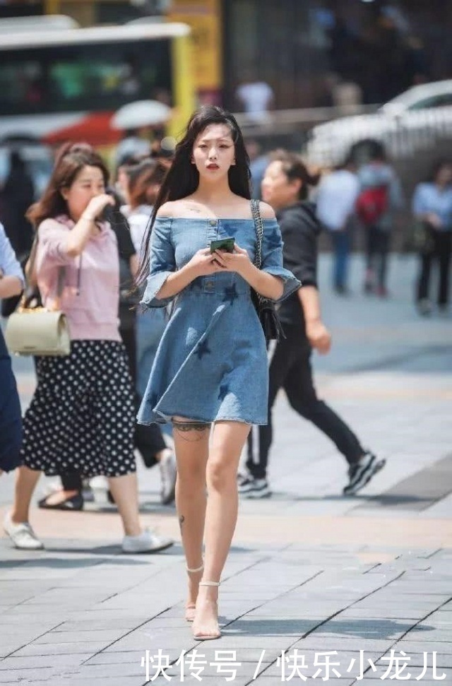 小姐姐|路人街拍,靓女清新的格子裙搭配白色美装,十分的优雅大气