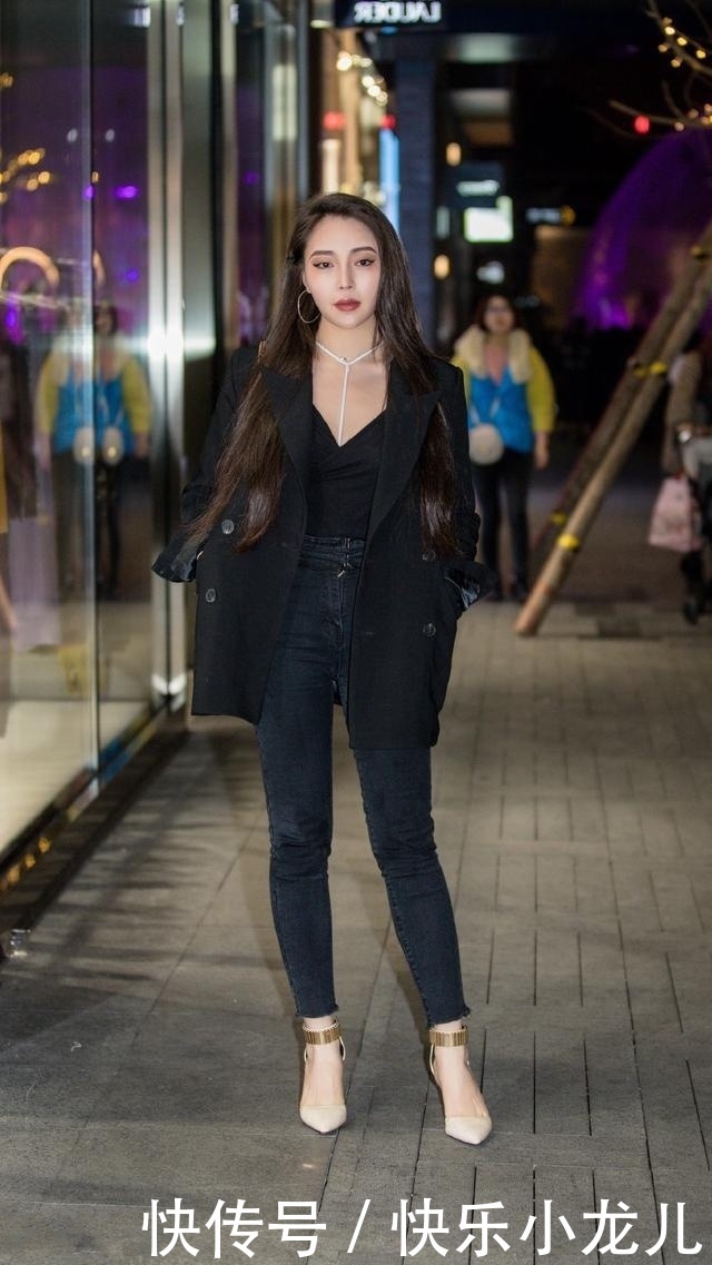  样子还|路人街拍，姑娘穿白色修身连衣裙，让她唯美的身姿勾勒的淋漓尽致