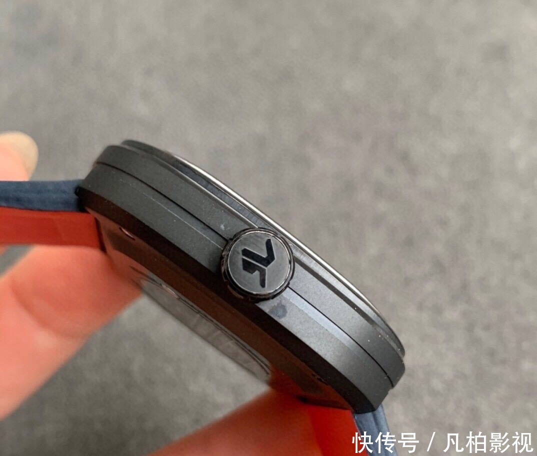「融合」七个星期五全新轻量级T系列,融合了透明镂空平面设计等元素的腕