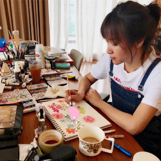 44岁徐静蕾再次惊艳众人!穿拼色衬衫配白色帆布鞋,仍是初恋模样