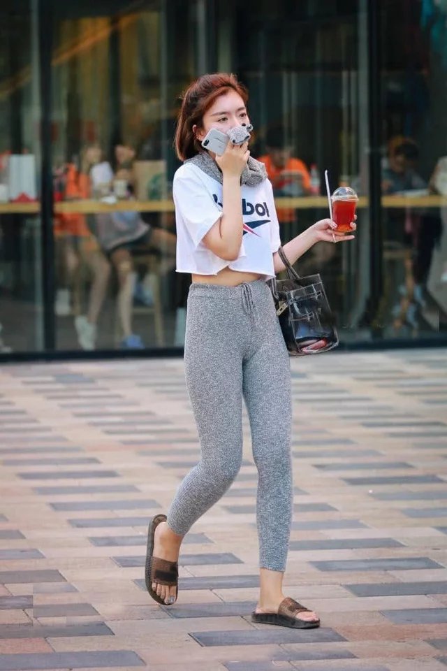 气质小姐姐灰色紧身裤勒完美线条，白色漏脐T恤清纯上街，气质不
