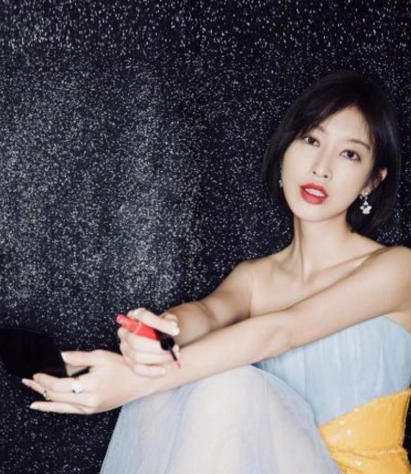 张静初和张俪同穿抹胸裙，网友：身材和气质的重要性！