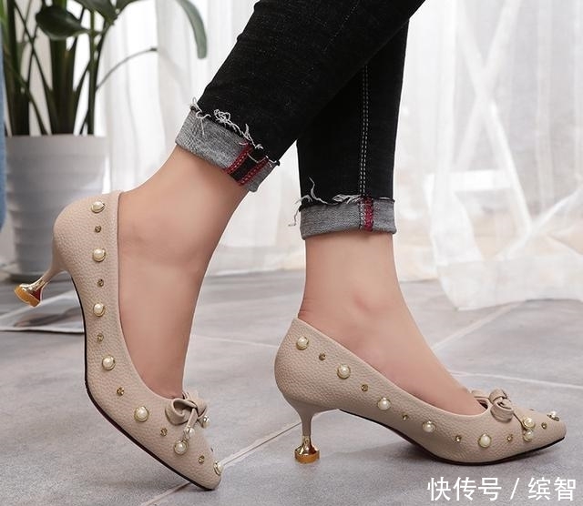 美观也不失去舒适感■时尚优雅的一双单鞋,尖头设计展现纤细玉足,上脚极具优雅姿态!