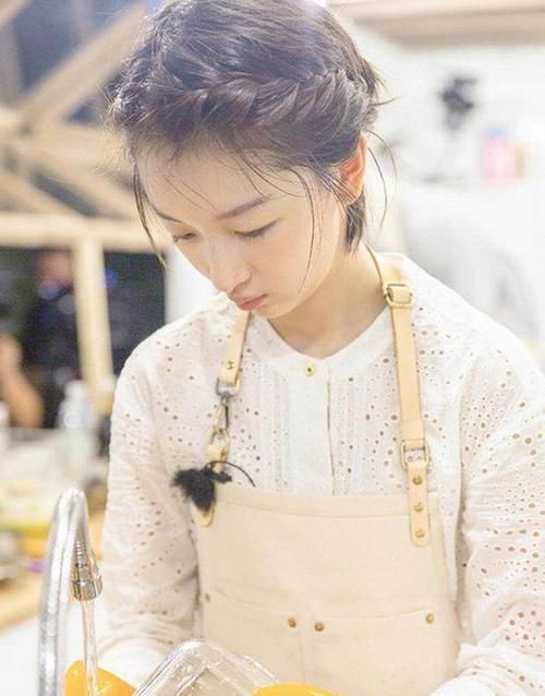  『马尾』女生别只知道扎马尾！跟着明星学编发，时髦又洋气，轻松减龄10岁