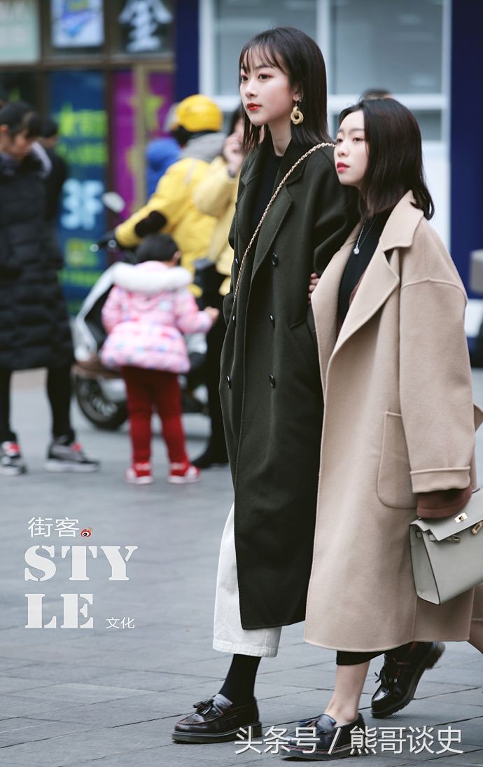 重庆街拍，黑色皮大衣搭配黑色紧身裤，可美丽可酷帅系列!