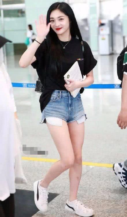 166周洁琼和164孟美岐秀美腿,网友:腿长人美!