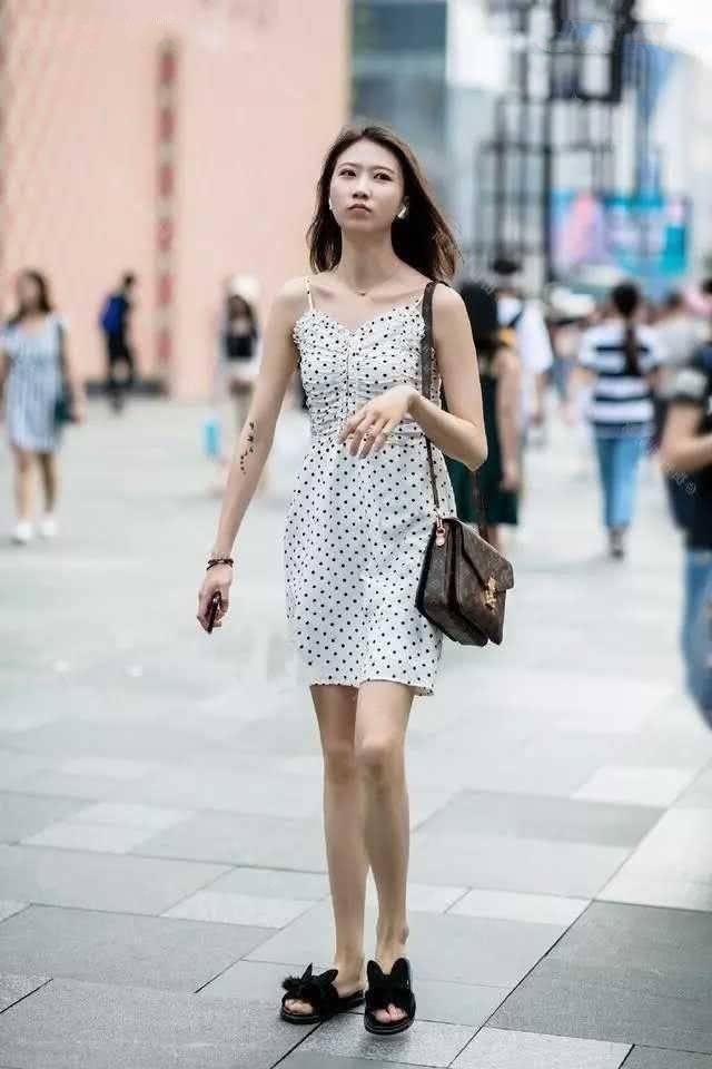 街拍：身材对于一个女人来说，真的很重要。