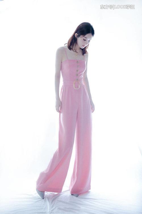 赵丽颖尴尬了，粉色吊带连体裤美的冒泡，却被吐槽发育不全