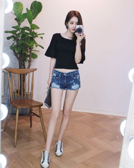 优雅挺拔的热裤美女，穿出女神的姿态，展现甜美干练的优雅!