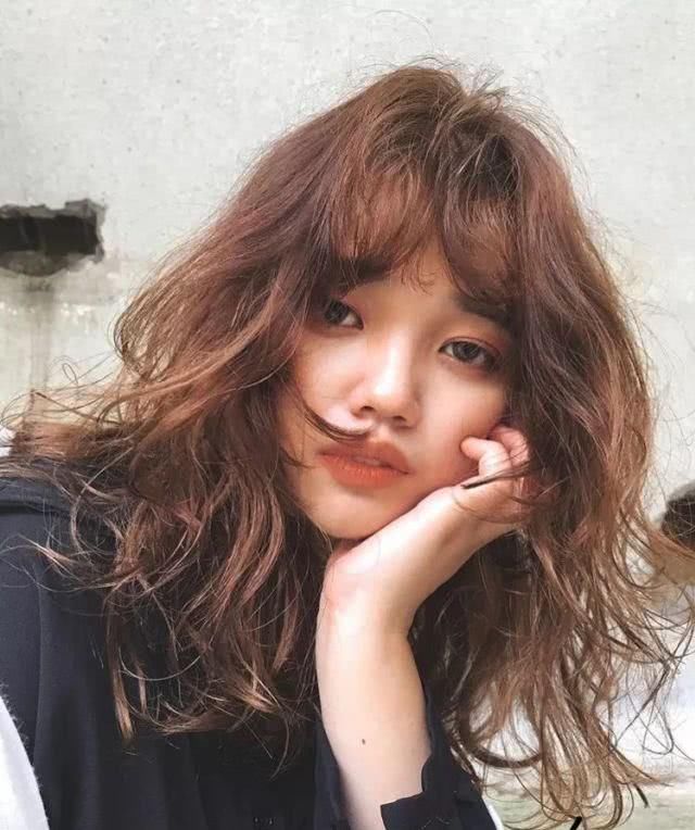  [钟楚曦]喜欢复古风的女生，烫个羊毛卷