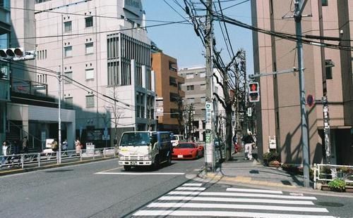  国家：日本这个拥有1万个火车站的国家，纵横交错，一不小心就会