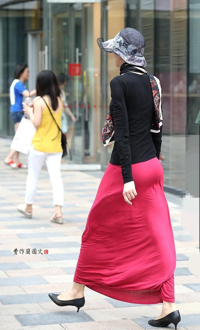 街拍:九头身美女，这个身材比例太让人羡慕