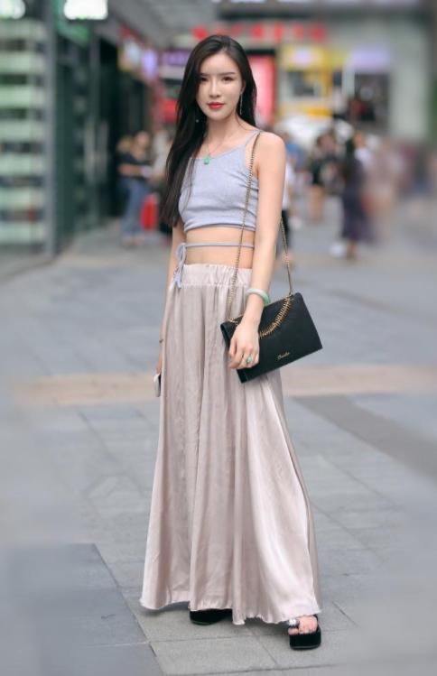 街拍：小姐姐穿着紧身裙，凸显时尚性感，身材纤细迷人