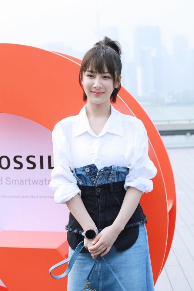 杨紫又瘦了！牛仔裙穿出新高度，网友：还要套条短裤才能固定住！