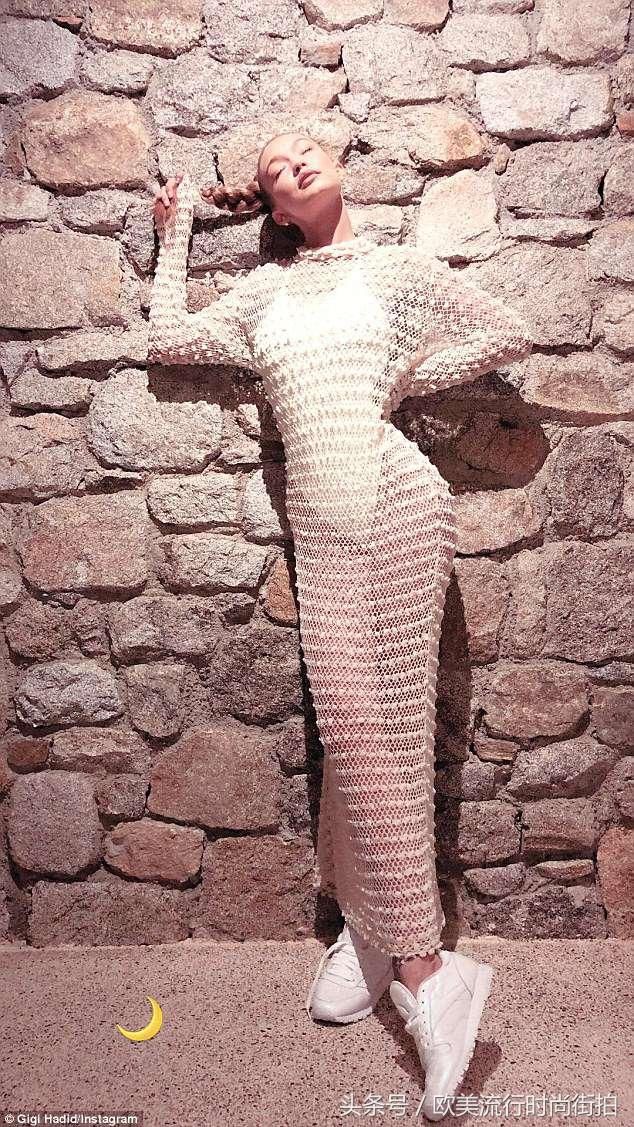 吉吉哈迪德穿着精致的钩针编织连衣裙在米克诺斯参加聚会