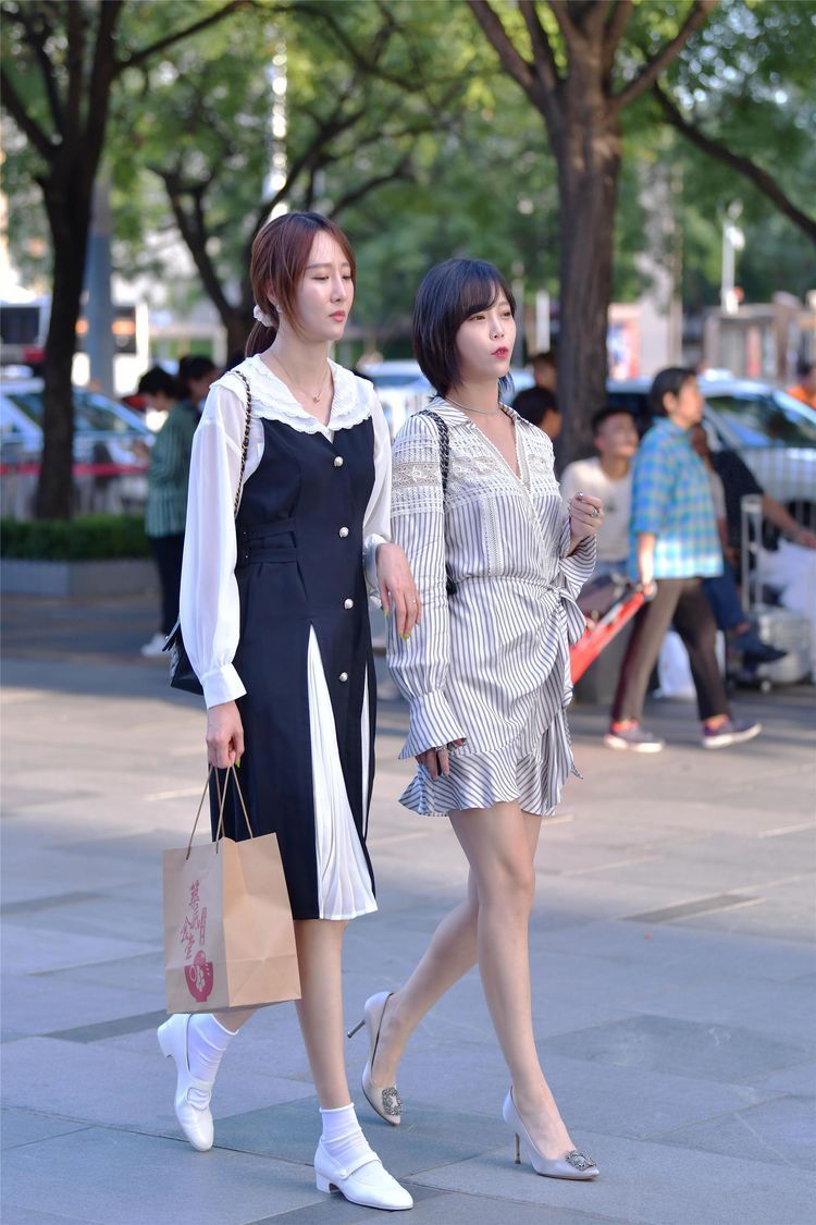  『妩媚』街拍：美女身穿职业装连衣裙，一条白色的腰带，增添了一丝小妩媚