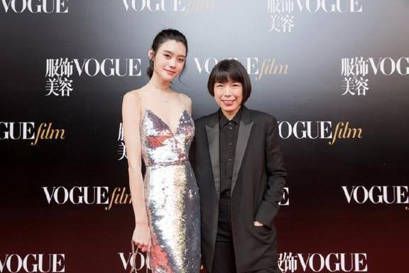 奚梦瑶真够拼的! 穿的裙子根本无法遮住 网友: 难怪空荡荡的!