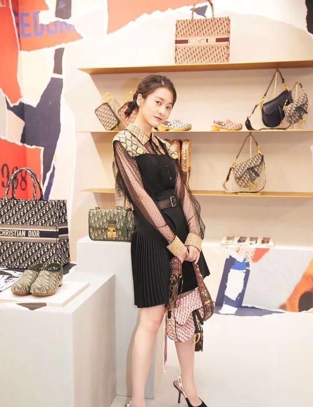 「女人」真正见过世面的女人,都不背水桶包,今年流行“马鞍包”