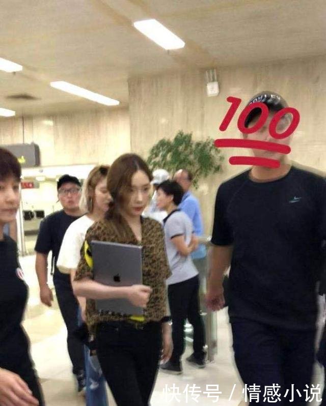 奚梦瑶变身“豹纹女士”，搭配牛仔热裤，还撞衫了金泰妍