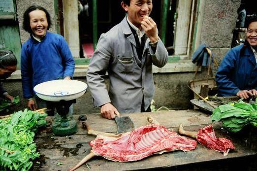 罕见老照片：7、80年代的广西正在实行计划生育，墙上贴满大字报