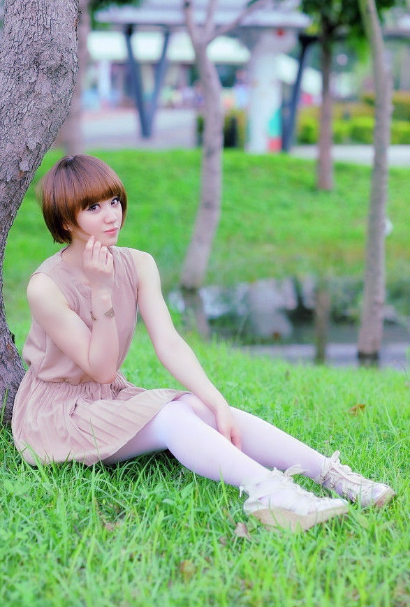 阳光下一个清新美丽可爱的短发小姐姐