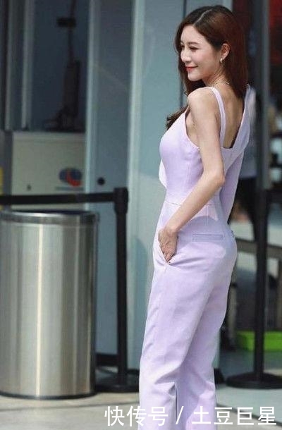  气质@气质的街拍：美女肤白貌美，散发迷人气质