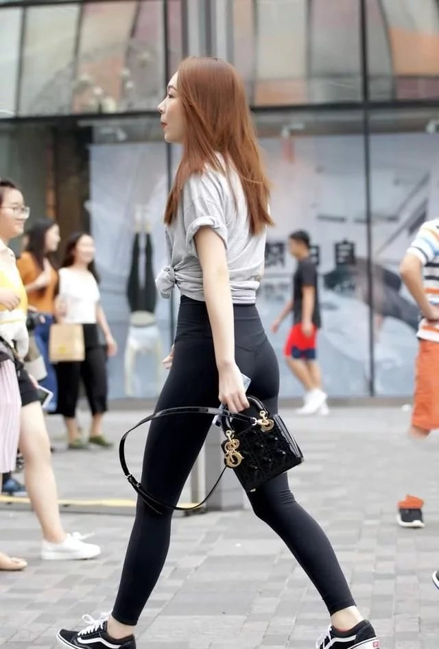 紧身裤搭配灰色短袖超迷人的魔鬼身材