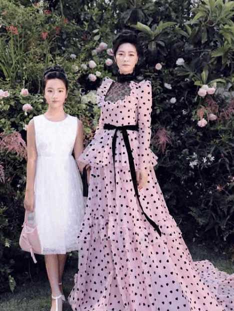 看完田海蓉的波点裙，再看看鲍蕾，网友：真不明白陆毅怎么想的！