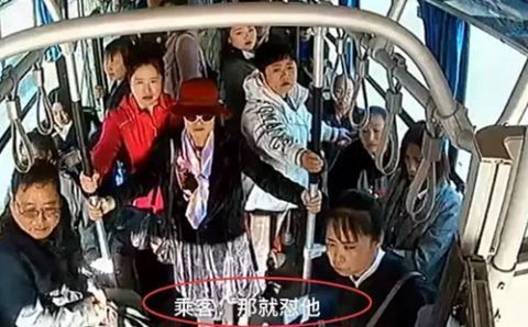  公交车@乘客怂恿公交司机怼出租车，司机真撞了，摔倒一车人！