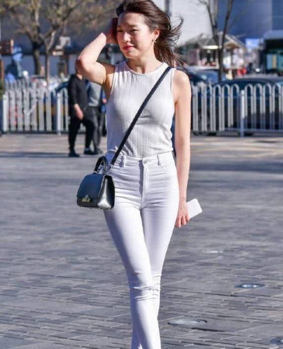 女人爱穿牛仔裤，丰满肥硕的身材，遮挡不住！