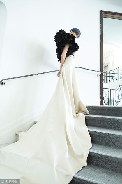 不单是李宇春 女明星靠不对称裙变身“腿霸”