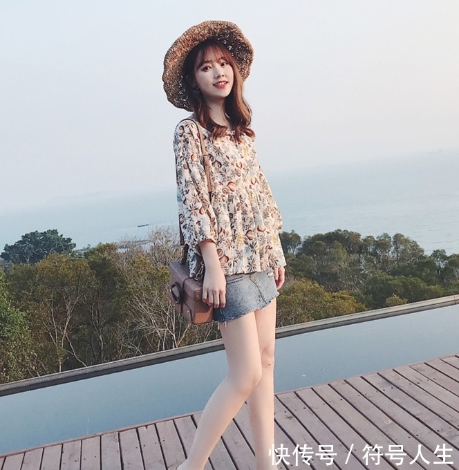『沿途』出游的碎花单品怎么穿出甜美系?教你这样穿,美过沿途风景